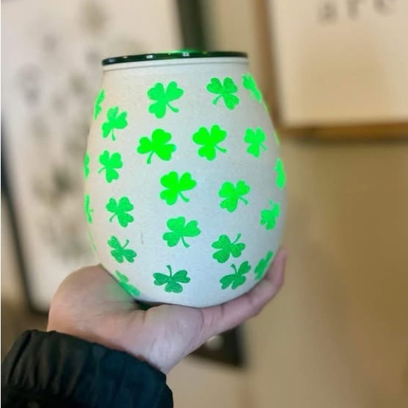 Scentsy Clover Warmer NIB Shamrocks St. Patrick’s Day Green light bulb included - Picture 4 of 5